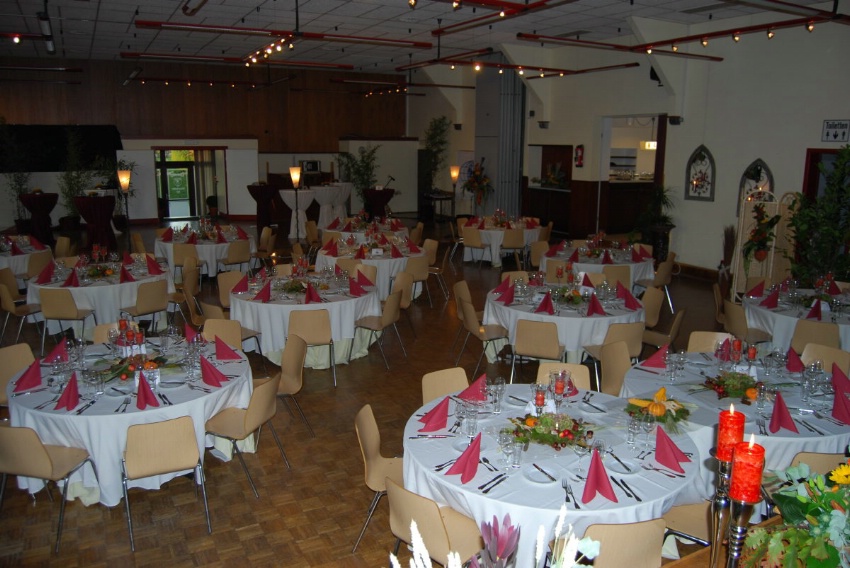 Festlich eingedeckter Saal